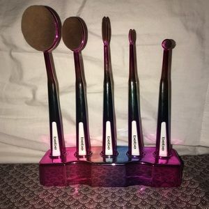 Set of 5 bebe brushes with stand
